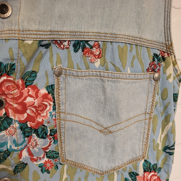 Sleeveless Denim and Floral print Button-down Top - Picture 7 of 9